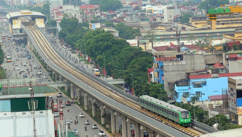 2021年11月6日，列車在越南首都河內(nèi)吉靈-河?xùn)|輕軌線上行駛。中企承建的越南首條城市輕軌項(xiàng)目交接儀式當(dāng)日在河內(nèi)舉行，標(biāo)志著該項(xiàng)目投入運(yùn)行。新華社/越通社