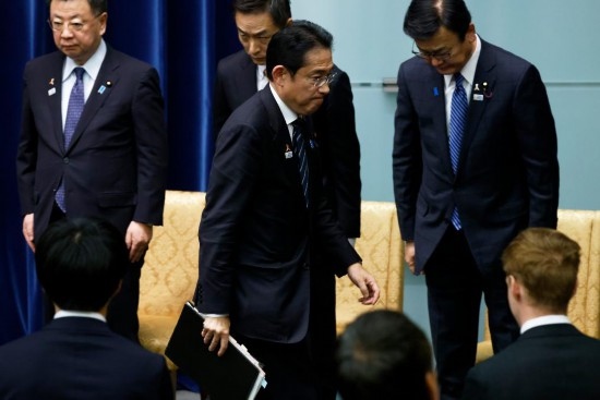  11月2日，在日本東京首相官邸，日本首相岸田文雄在新聞發(fā)布會(huì)后離開(kāi)會(huì)場(chǎng)。新華社發(fā)（Pool圖片，太田潔攝）