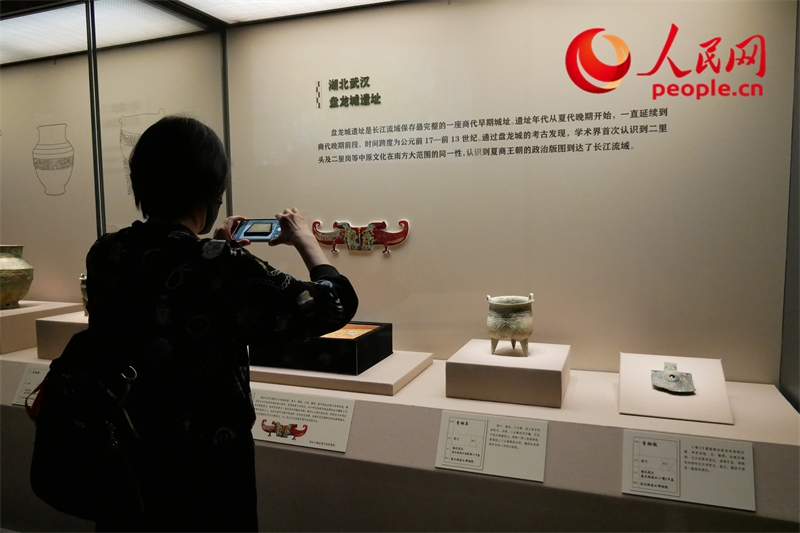 今年9月，觀(guān)眾正在參觀(guān)“鑒往知遠(yuǎn)——新時(shí)代考古成果展”。人民網(wǎng)記者 韋衍行攝