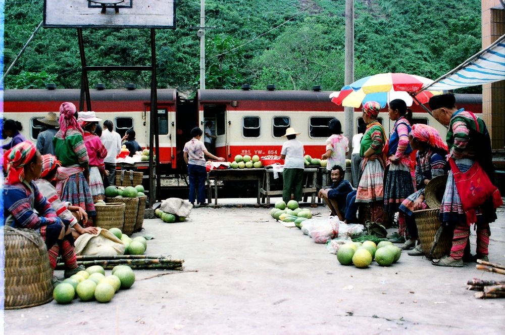 這是90年代中后期滇越鐵路沿線的集市，客運(yùn)列車(chē)的開(kāi)行為當(dāng)?shù)氐拇迕駧?lái)商機(jī)。
