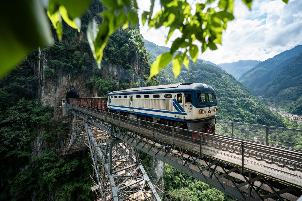 進(jìn)行人字橋橋梁檢測(cè)的米軌列車(chē)通過(guò)人字橋（2023年9月6日攝）。