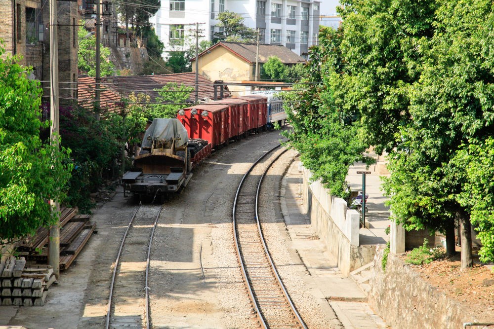 滇越鐵路宜良段的鐵軌與貨車(chē)（2013年3月26日攝）。
