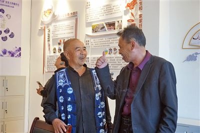  在大理州古生村訴訟服務(wù)站內(nèi)，全國人大代表樊九平為“阿鵬調(diào)解員”點(diǎn)贊。