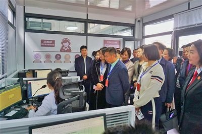  在昆明中院訴前調(diào)解工作室內(nèi)，代表們觀摩法官線上調(diào)解。