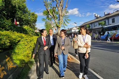  全國人大代表王爭（右一）、張海鷗（右二）向法官了解民族特色調(diào)解工作機(jī)制。