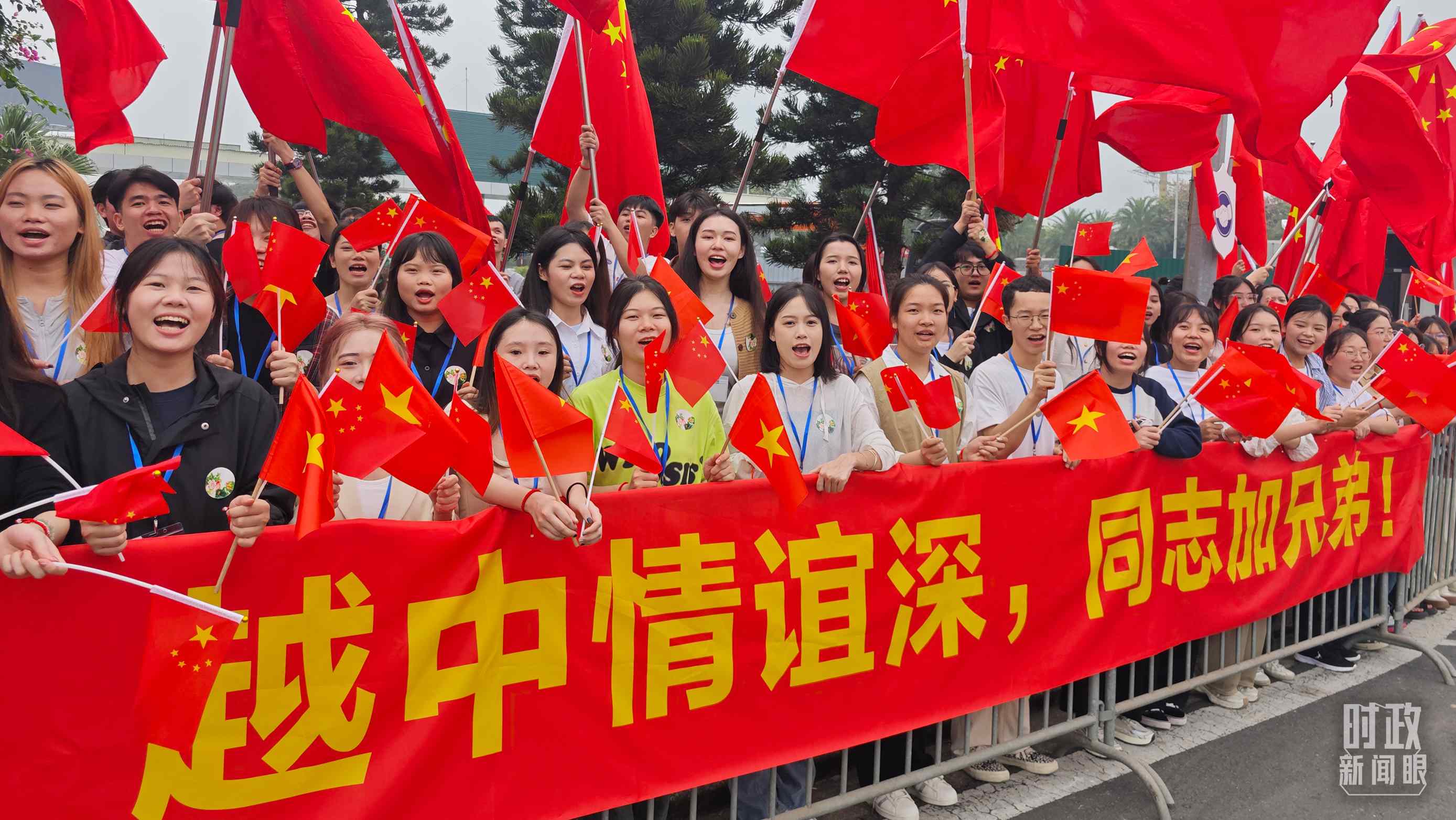 △習近平乘車從機場赴下榻飯店途中，許多人自發(fā)聚集在道路兩旁，揮舞兩國旗幟，表達熱烈歡迎。（總臺央視記者耿小龍拍攝）