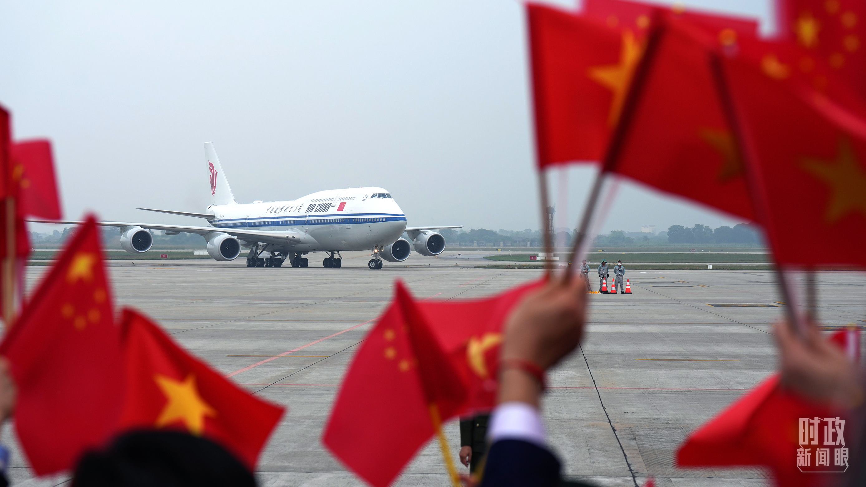 △習近平乘專機抵達越南河內(nèi)。（總臺國廣記者李晉拍攝）