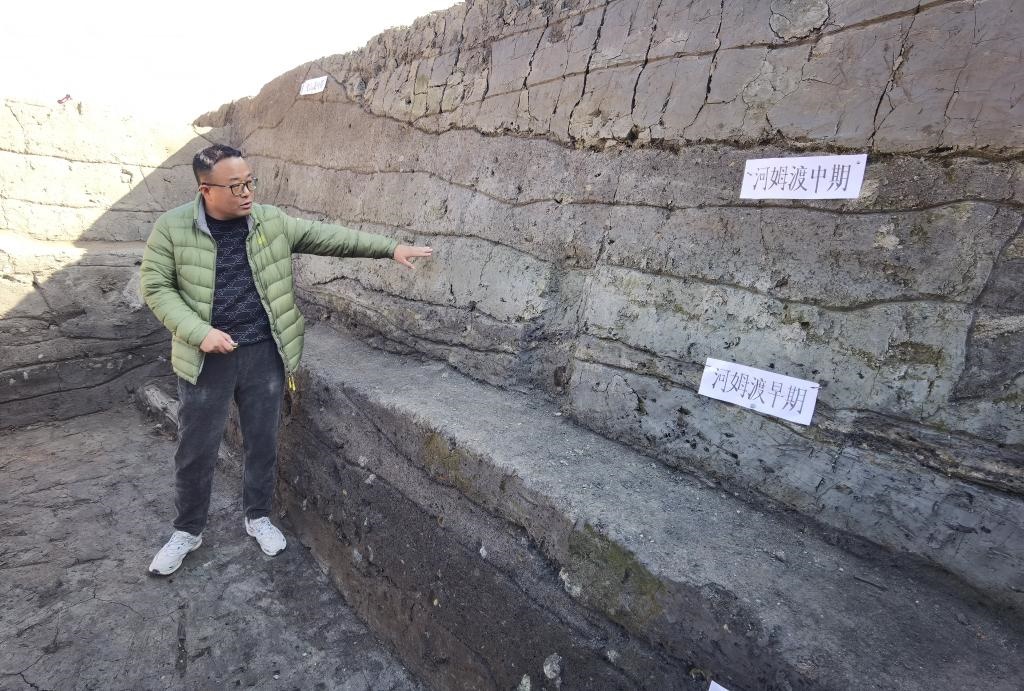 12月14日，汶溪遺址發(fā)掘項目現(xiàn)場負責人雷少介紹遺址整體情況。新華社記者顧小立 攝