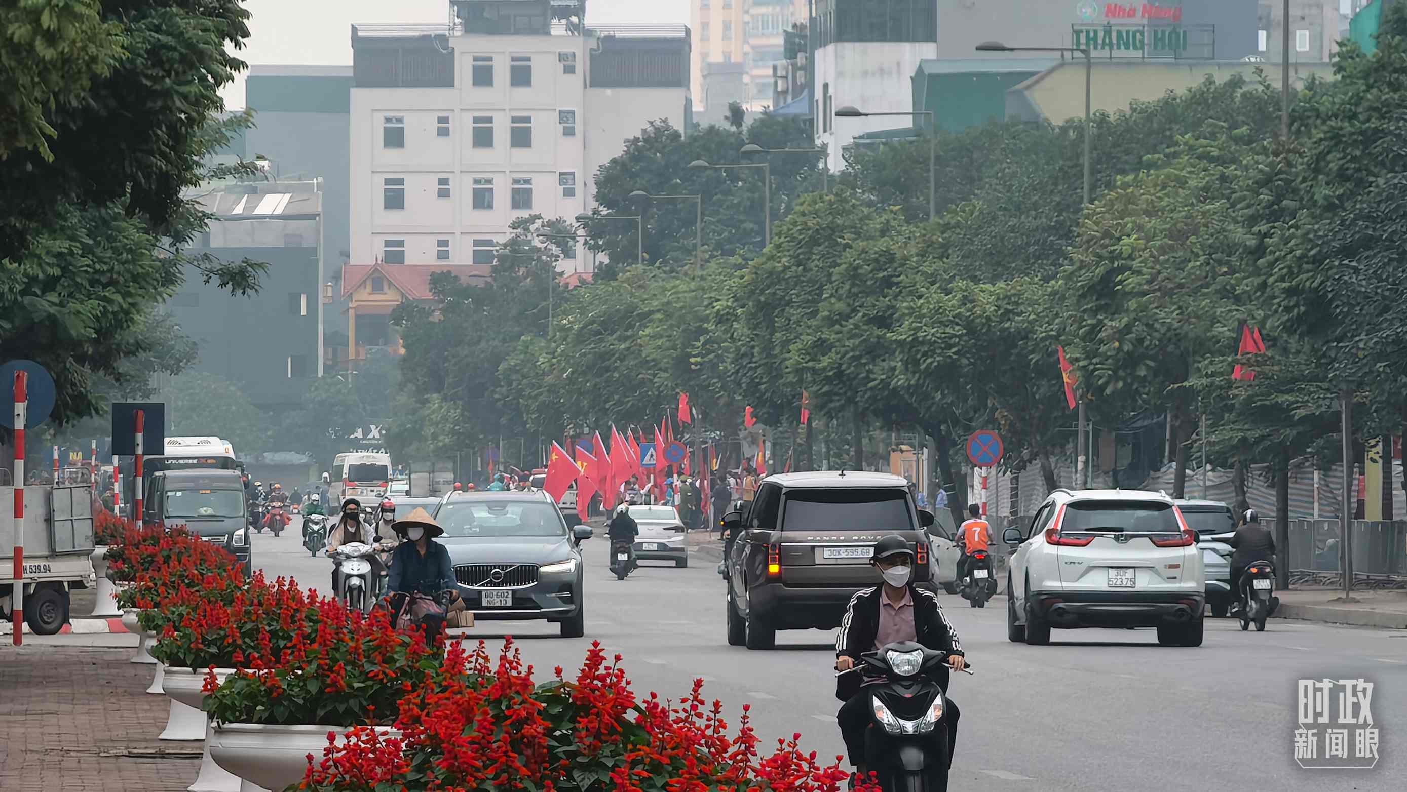 △河內(nèi)街道兩側(cè)的中越兩黨兩國旗幟。（總臺央視記者韓銳拍攝）