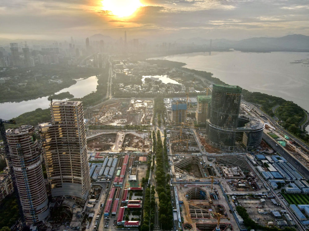位于深圳市南山區(qū)的深圳灣超級總部基地建設(shè)現(xiàn)場（無人機照片，2023年8月26日攝）。新華社記者 周科 攝