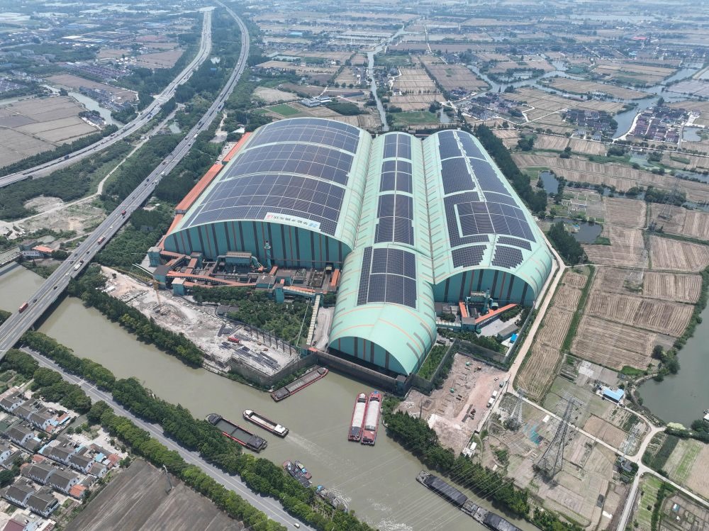 這是江蘇蘇州市常熟市龍騰特種鋼有限公司碼頭料場屋頂光伏（無人機照片，2023年6月9日攝）。新華社記者 季春鵬 攝