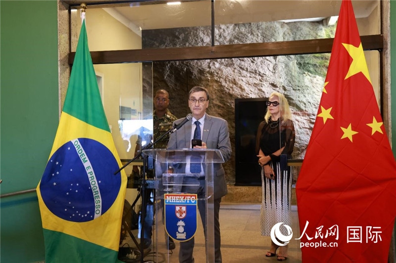 巴西攝影聯(lián)合會主席卡洛斯·甘達(dá)拉在攝影展開幕式上致辭。 人民網(wǎng)記者 陳海琪攝