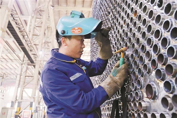 邵旭鵬在車間進(jìn)行電焊作業(yè)。受訪者供圖