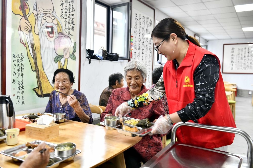 在山東省乳山市城區(qū)街道騰甲莊村幸福食堂，志愿者為老人們配送午餐（2023年6月24日攝）。新華社記者 郭緒雷 攝