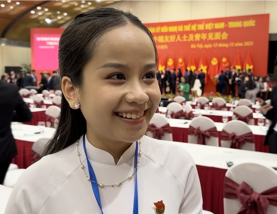 越南青年代表黎月瓊接受記者采訪。