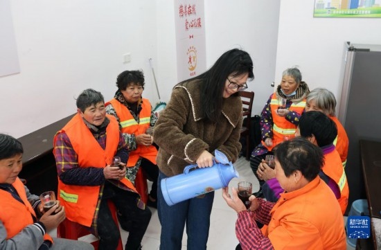 12月16日，在浙江省湖州市德清縣乾元鎮(zhèn)環(huán)衛(wèi)工人愛心驛站，志愿者為環(huán)衛(wèi)工人倒紅糖姜茶。