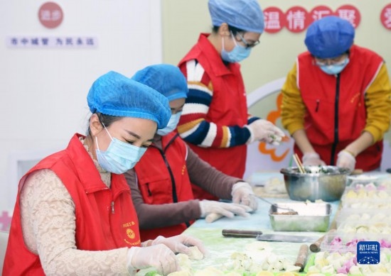 12月16日，在山東省棗莊市市中區(qū)城管藍職工志愿服務驛站，愛心志愿者為戶外勞動者包水餃。