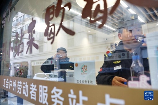 12月16日，戶外工作者在浙江省嘉興市南湖區(qū)丁家橋社區(qū)個性化“惠工小站”休息。