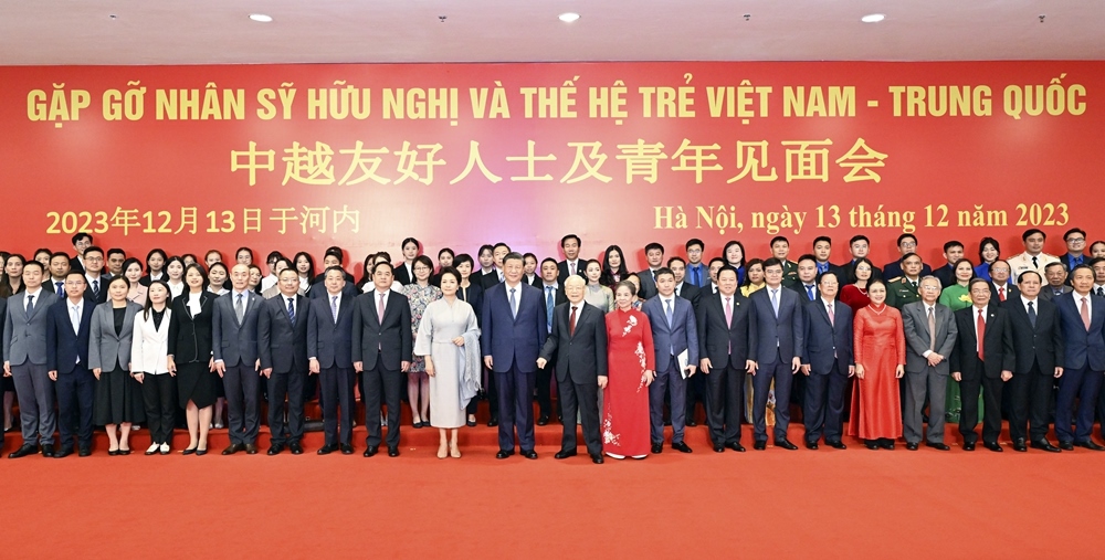 習(xí)近平夫婦和阮富仲夫婦同中越兩國(guó)青年和友好人士代表親切合影。