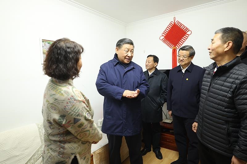 △2023年11月10日下午，習(xí)近平總書記在河北涿州市雙塔街道永濟(jì)秀園小區(qū)居民董彩英家看望慰問。