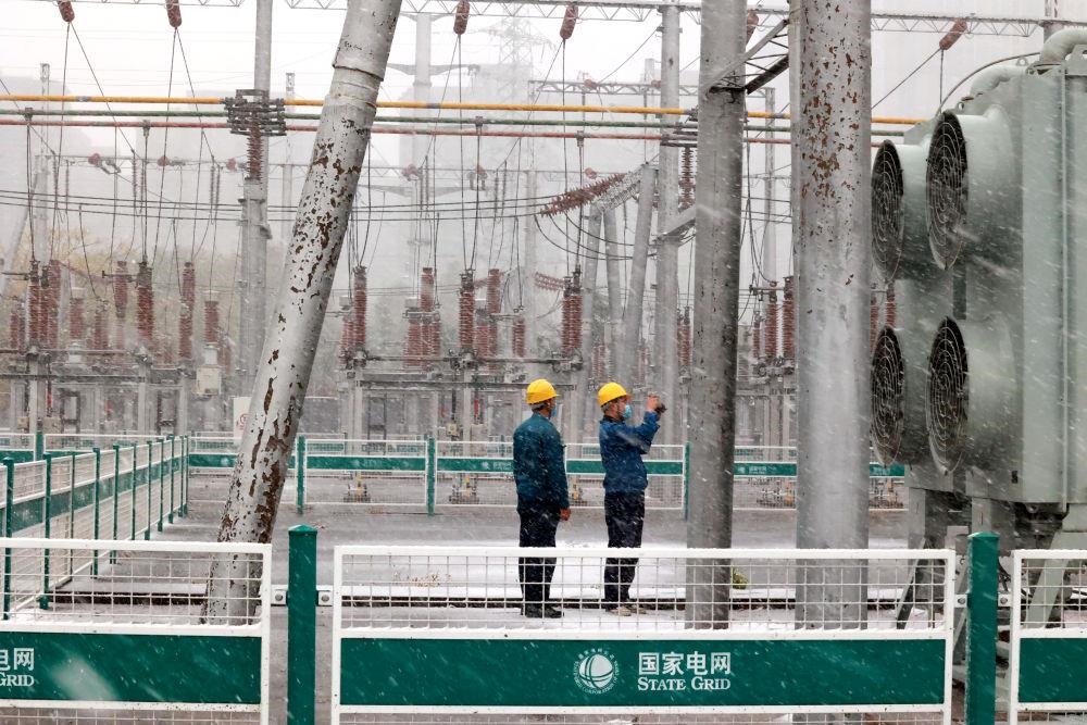 △國網(wǎng)壽光市供電公司變電運(yùn)維人員在檢查變電站積雪情況。