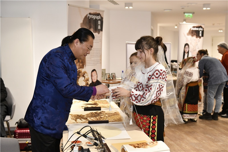 圖為羅馬尼亞小學(xué)生在現(xiàn)場體驗烙畫。 布加勒斯特中國文化中心供圖