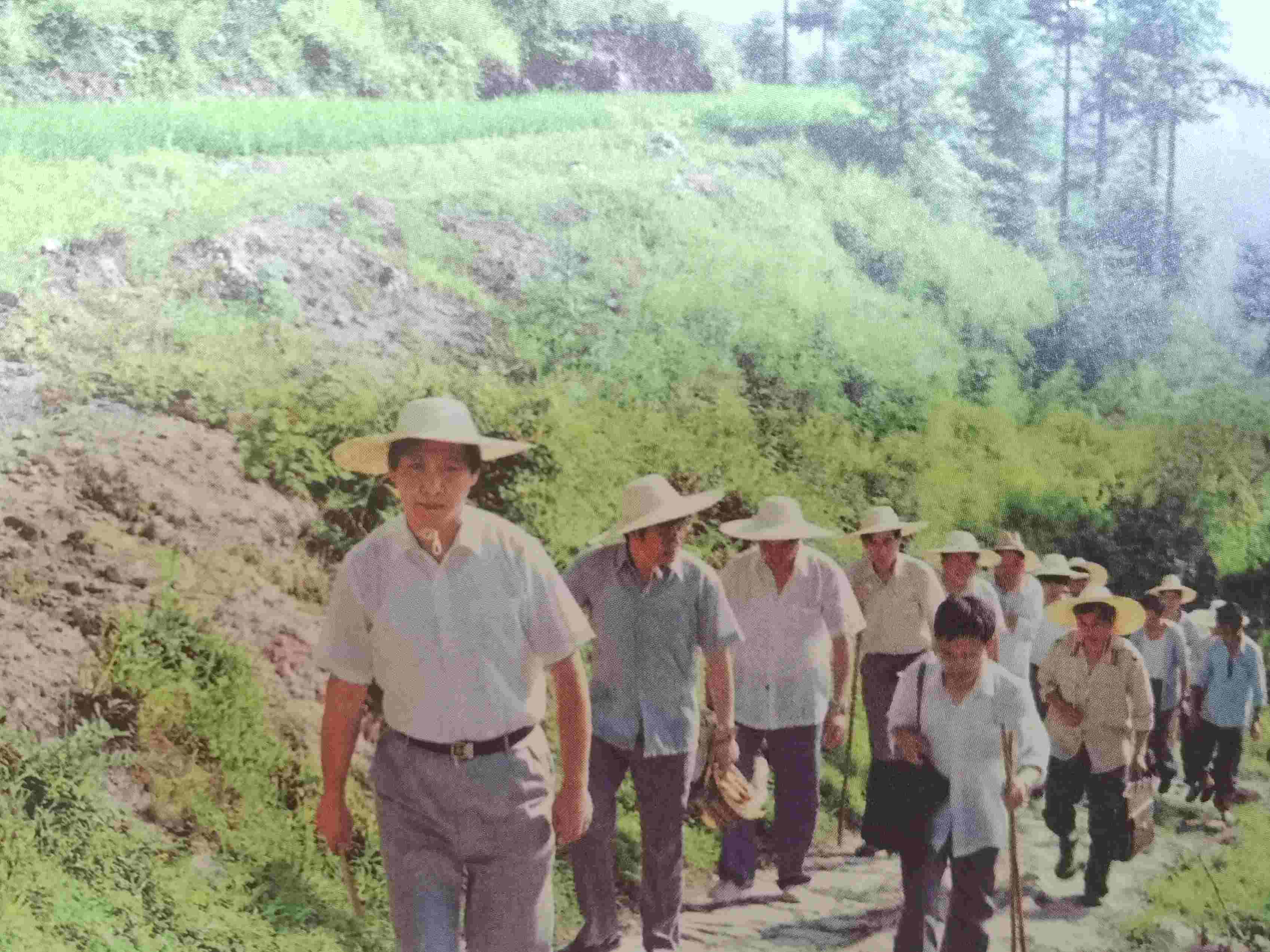 1989年7月，習近平冒著酷暑，帶頭步行到下黨鄉(xiāng)調(diào)研。