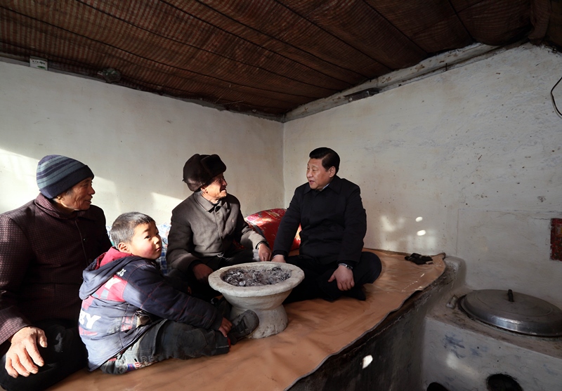 2012年12月30日，習(xí)近平在河北省阜平縣龍泉關(guān)鎮(zhèn)駱駝灣村看望唐榮斌老人一家。