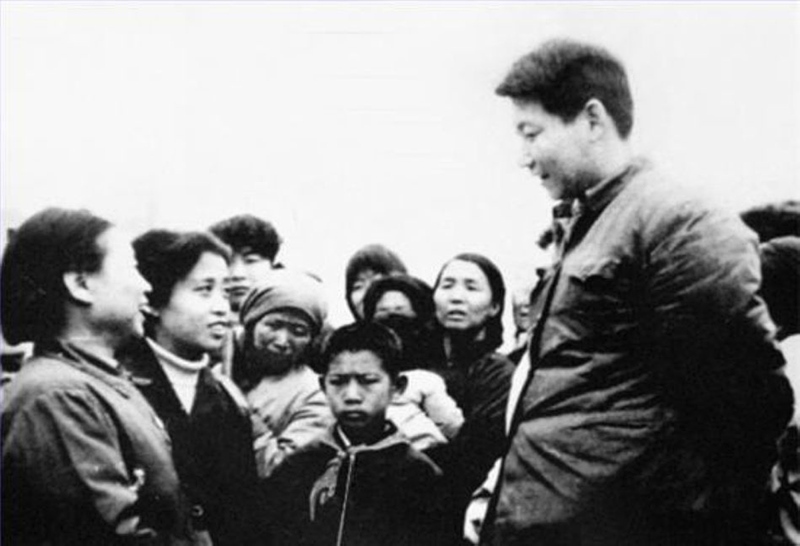 1983年，時(shí)任中共正定縣委書記的習(xí)近平同趙村群眾交談。