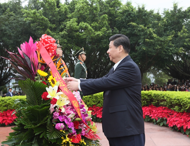 2012年12月8日，習(xí)近平在深圳蓮花山公園向鄧小平銅像敬獻(xiàn)花籃。