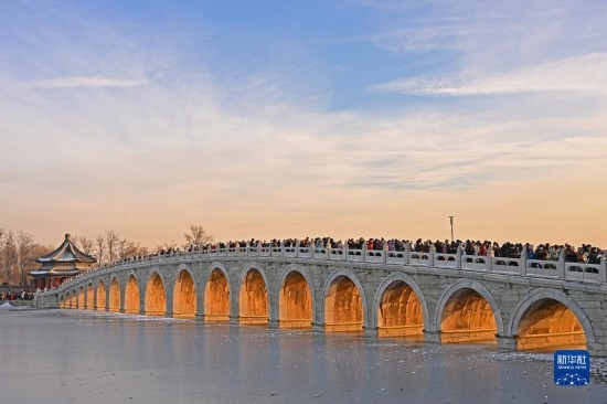 這是12月22日拍攝的頤和園十七孔橋“金光穿洞”景象。