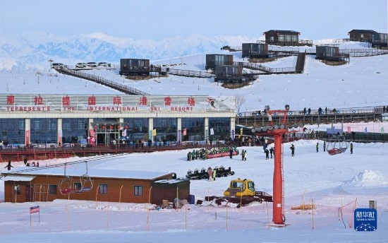 隨著新雪季的到來，那拉提國際滑雪場迎來眾多游客（(12月21日攝）。
