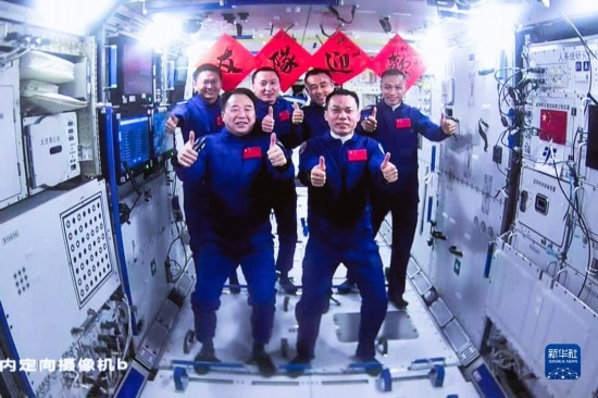 這是2023年10月26日在北京航天飛行控制中心拍攝的神舟十六號(hào)航天員乘組與神舟十七號(hào)航天員乘組“全家?！薄?新華社發(fā)（韓啟揚(yáng) 攝）