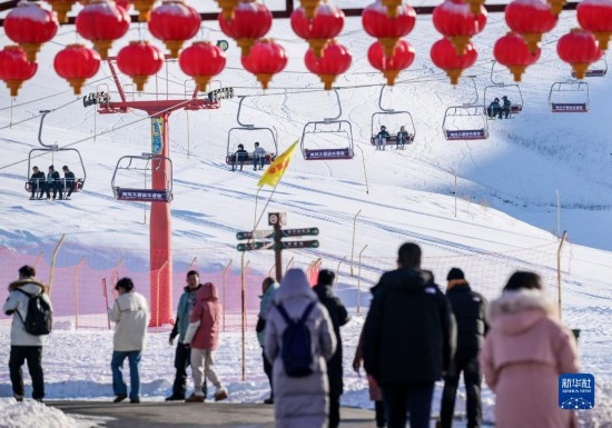 12月21日，那拉提國際滑雪場迎來眾多游客。