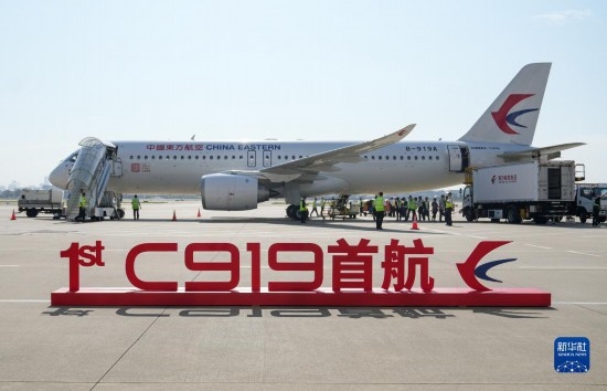 這是2023年5月28日在上海虹橋國(guó)際機(jī)場(chǎng)停機(jī)坪拍攝的C919飛機(jī)。當(dāng)日，由C919大型客機(jī)執(zhí)飛的東方航空MU9191航班平穩(wěn)降落在北京首都國(guó)際機(jī)場(chǎng)，標(biāo)志著該機(jī)型圓滿完成首個(gè)商業(yè)航班飛行，正式進(jìn)入民航市場(chǎng)，開(kāi)啟市場(chǎng)化運(yùn)營(yíng)、產(chǎn)業(yè)化發(fā)展新征程。 新華社記者 丁汀 攝