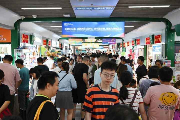 國慶長假期間，“世界超市”摩肩接踵。共享聯(lián)盟·義烏 吳峰宇 攝