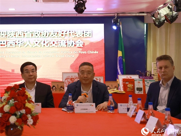 巴西華人文化交流協(xié)會主席上官建峰（中）在座談會上發(fā)言。人民網(wǎng)記者 陳海琪攝