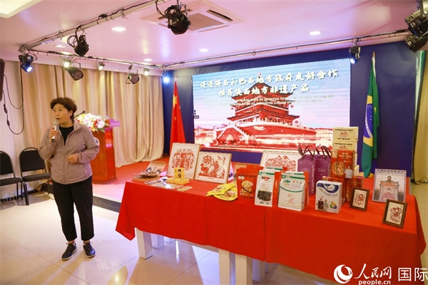 代表團成員、咸陽市政協(xié)主席李曉靜向與會嘉賓介紹了陜西的特色產(chǎn)品。人民網(wǎng)記者 陳海琪攝