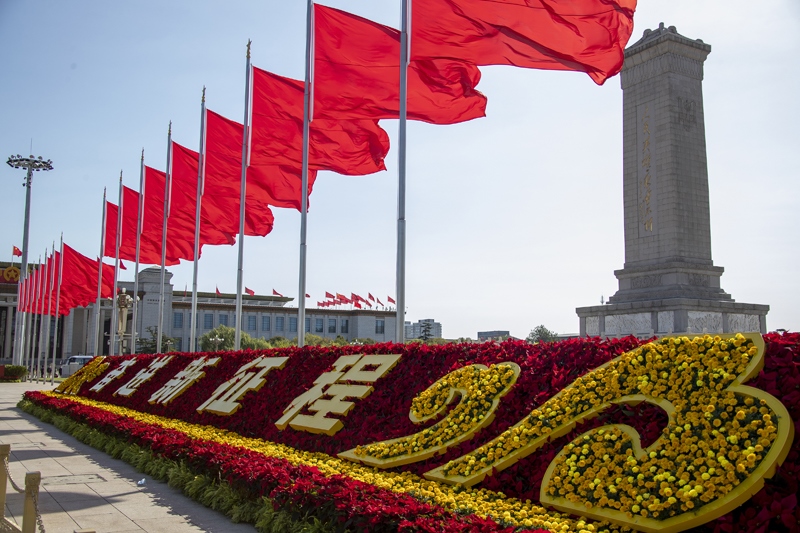 2022年10月16日，北京，中國(guó)共產(chǎn)黨第二十次全國(guó)代表大會(huì)開幕，人民大會(huì)堂外紅旗飄揚(yáng)。