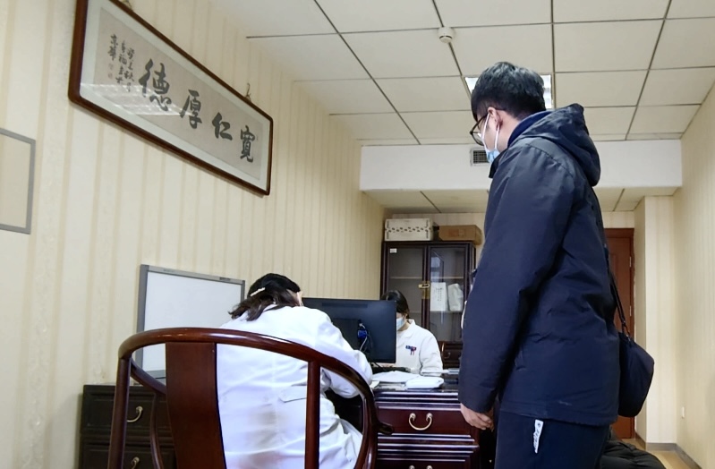 陪診師大飛陪同來京就診的患者在醫(yī)院問診。人民網記者 任妍攝