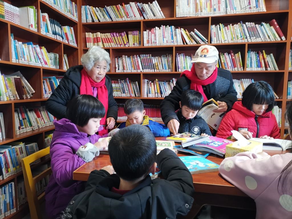 夏昭炎夫婦在譚家垅村的小書屋輔導(dǎo)小學(xué)生。（劉峰 攝）