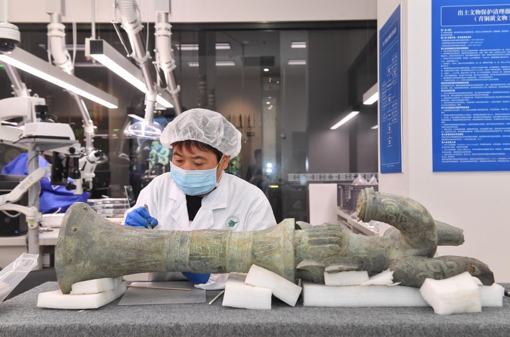 在三星堆博物館文物保護(hù)與修復(fù)館內(nèi)，工作人員在對(duì)文物進(jìn)行清理。新華社記者劉坤 攝
