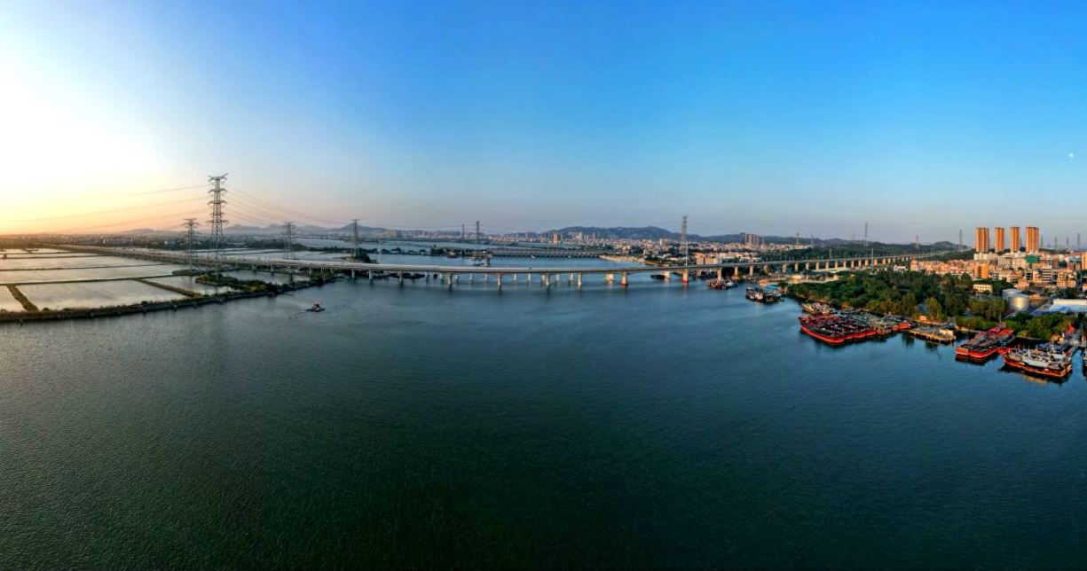 汕汕鐵路練特江大橋。國鐵集團供圖