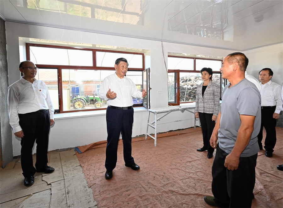 2023年9月7日，在遭受洪澇災(zāi)害的黑龍江尚志市老街基鄉(xiāng)龍王廟村，習(xí)近平總書記走進(jìn)村民楊春貴家中，察看受損房屋修繕情況。