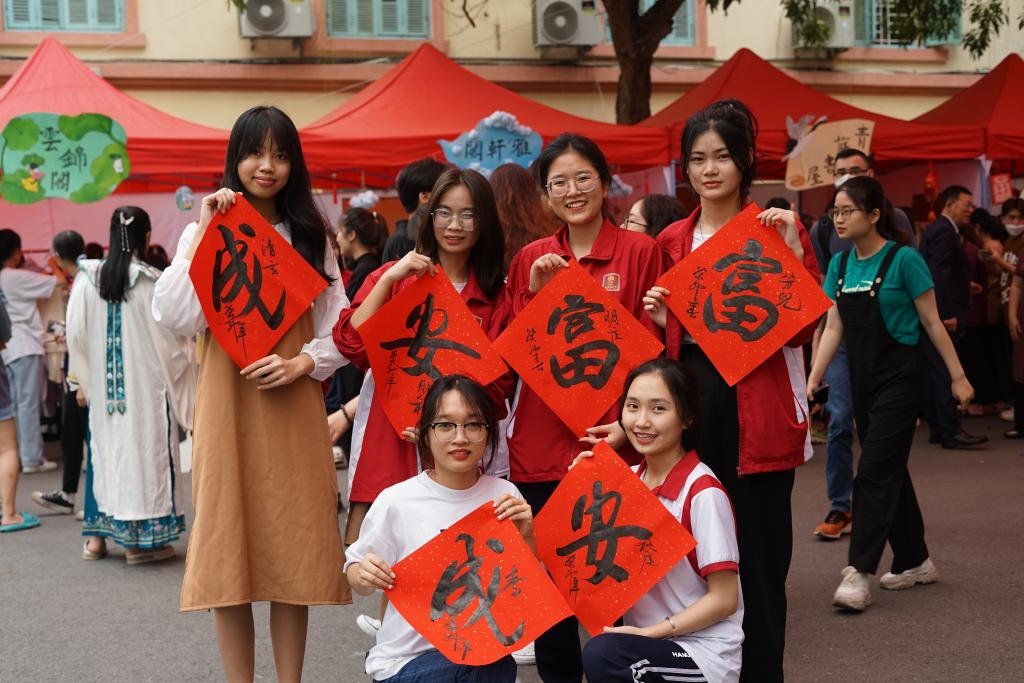 2023年4月21日，在越南河內(nèi)大學(xué)孔子學(xué)院，越南大學(xué)生展示漢字書法作品。新華社記者胡佳麗攝