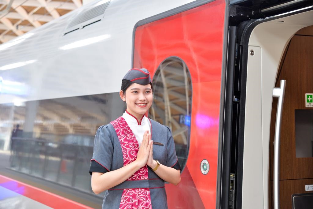 12月12日，乘務(wù)人員在印度尼西亞雅加達的哈利姆車站站臺歡迎乘坐雅萬高鐵的乘客。新華社記者徐欽攝
