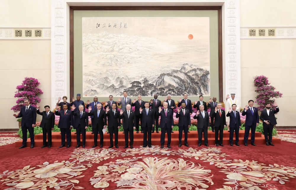 10月18日上午，國(guó)家主席習(xí)近平在北京人民大會(huì)堂出席第三屆“一帶一路”國(guó)際合作高峰論壇開幕式并發(fā)表題為《建設(shè)開放包容、互聯(lián)互通、共同發(fā)展的世界》的主旨演講。這是會(huì)前，習(xí)近平同出席高峰論壇的外國(guó)國(guó)家元首、政府首腦和國(guó)際組織負(fù)責(zé)人等國(guó)際貴賓集體合影。新華社記者 黃敬文 攝