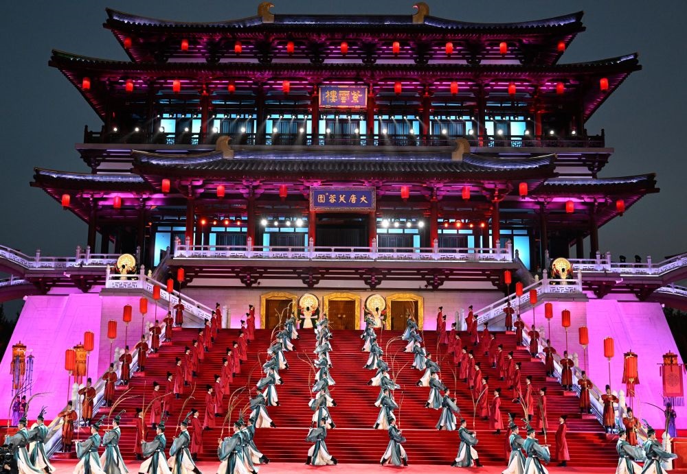 這是2023年5月18日在陜西省西安市大唐芙蓉園拍攝的中國(guó)—中亞峰會(huì)歡迎儀式。新華社記者 申宏 攝