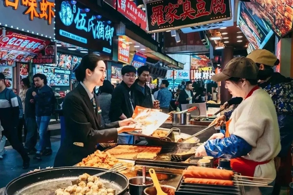 當(dāng)?shù)劂y行工作人員向個(gè)體經(jīng)營者介紹金融服務(wù)。受訪者供圖