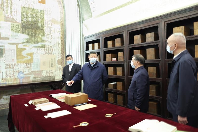 △2023年6月1日，習(xí)近平總書記在中國國家版本館考察時，在蘭臺洞庫了解館藏精品版本保存情況。
